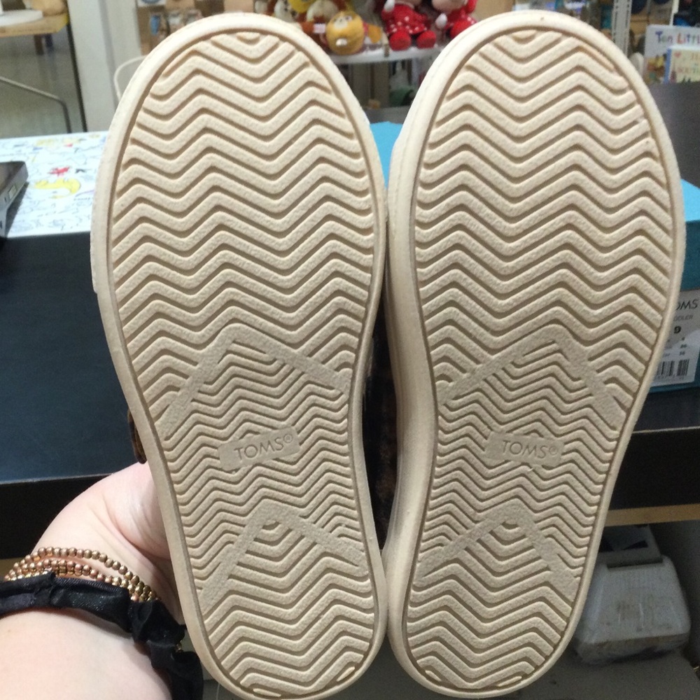 Kids TOMS Cruz Double Strap Color Brown Sugar Mini Leopard Print Multiple Sizes - Picture 6 of 6